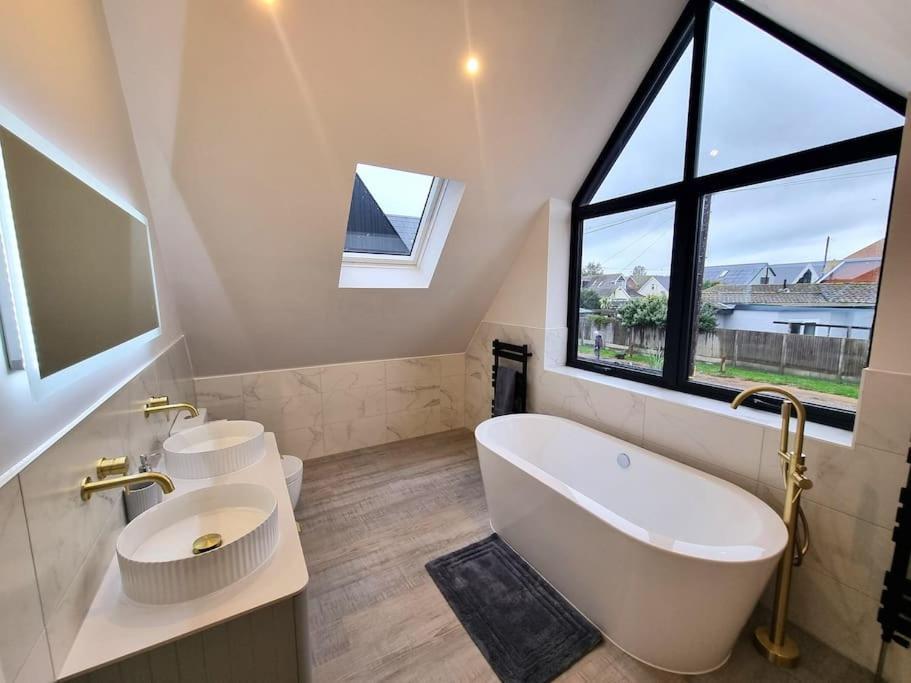 Brand New, Stunning Beachside House Seasalter Esterno foto